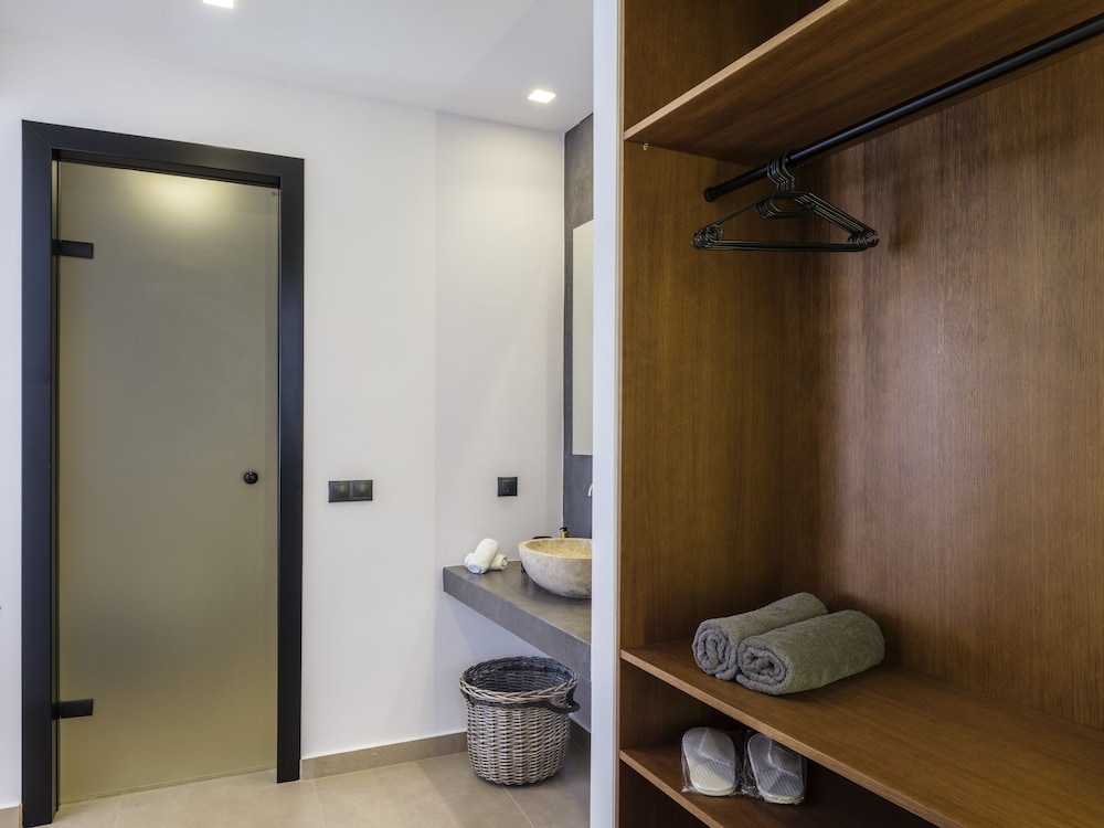 Evi Suites & Villas