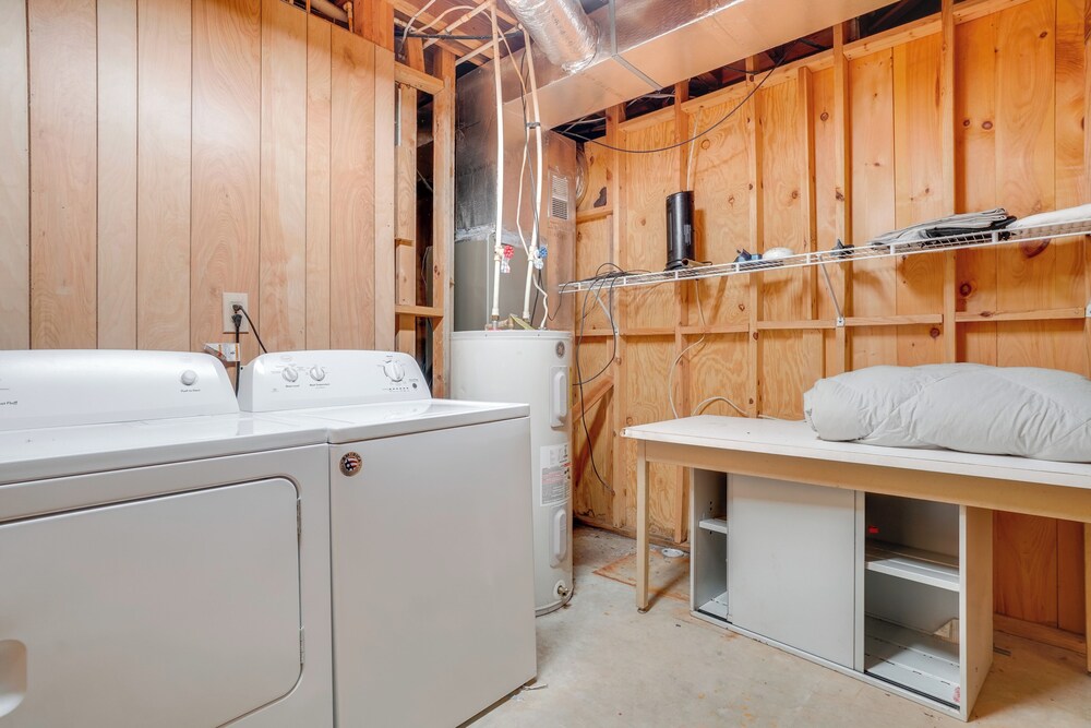 Private Hot Tub & Game Room: Cleveland Getaway