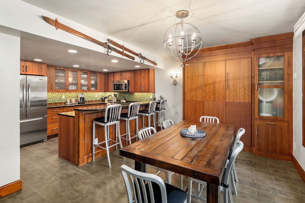 Fifth Avenue Condominiums by Frias