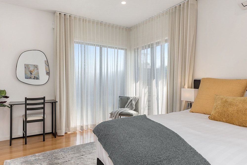 Gorgeous 3-bed House With Spacious Shared Backyard