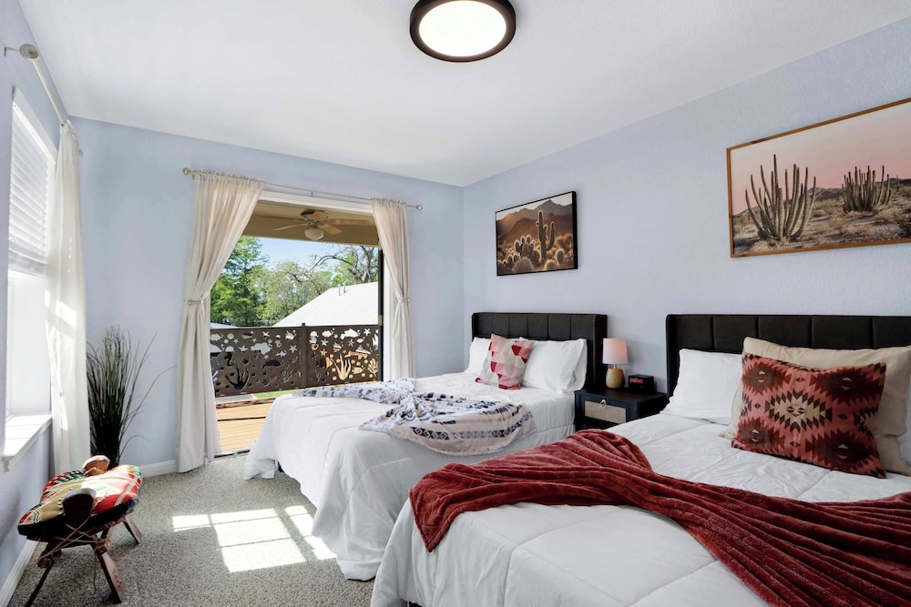Amazing Lakefront Escape - A Stunner For Sleeps 14