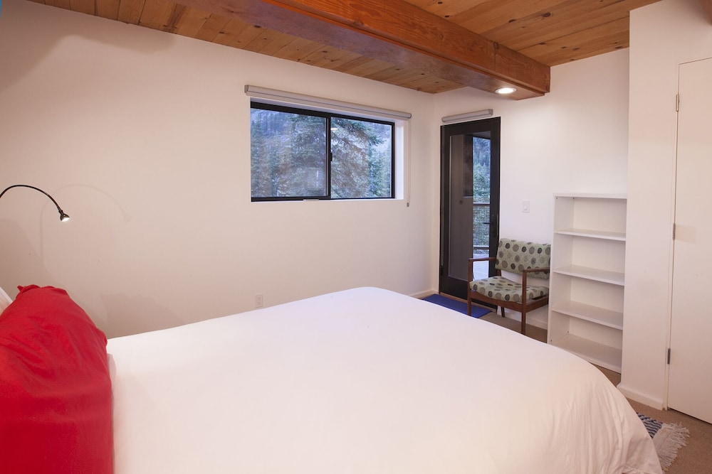 Lake Tahoe Vacations - Trapper Mc Nutt Modern Mountain 4 Bedroom Home by RedAwning - Property Image 20
