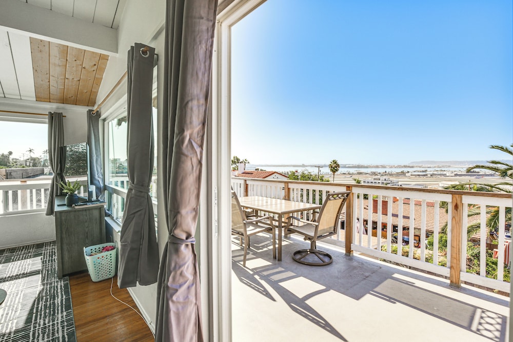 3 Mi to Balboa Park: Water-view Condo w/ Balcony