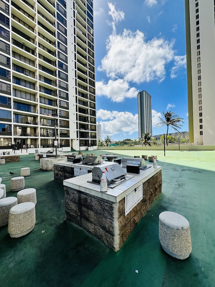 Waikiki Banyan-Free Parking-Free WI-FI: activities & amenities photo