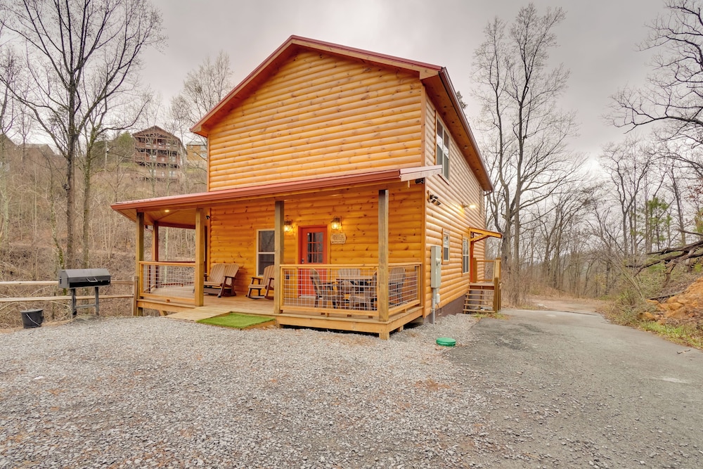 12 Mi to Gsmnp: Cabin w/ Game Room in Sevierville