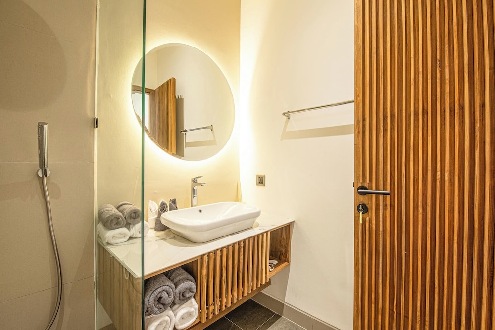 Luxury 5BR Retreat, 400m From Café Del Mar Shore