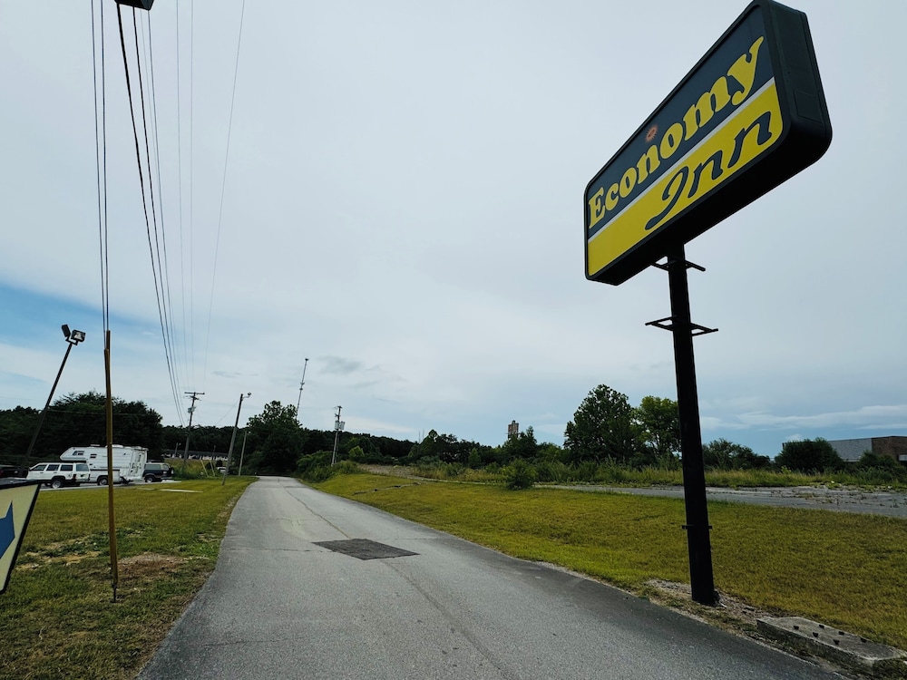 Economy Inn Crossville view 3