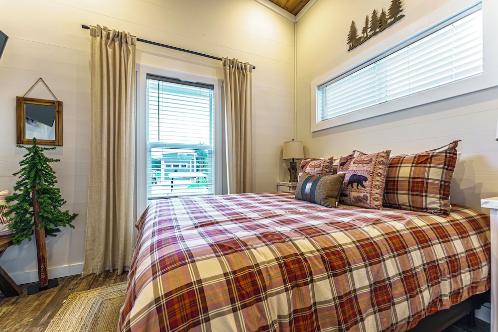 Island Oaks RV Resort