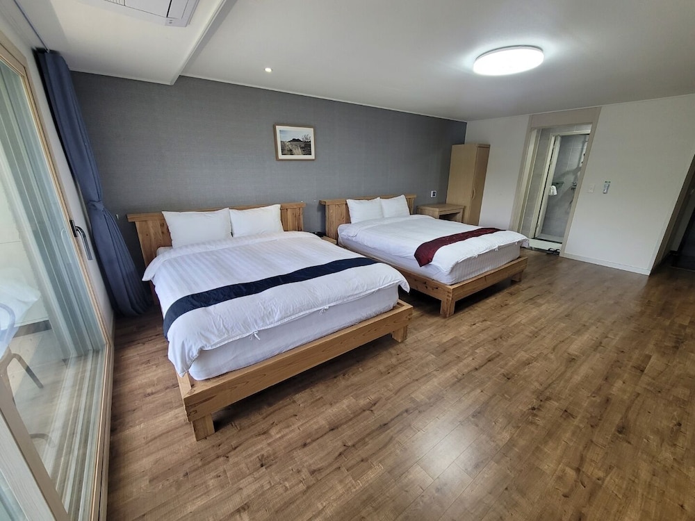 Cheonjiyeon Crystal Hotel 12