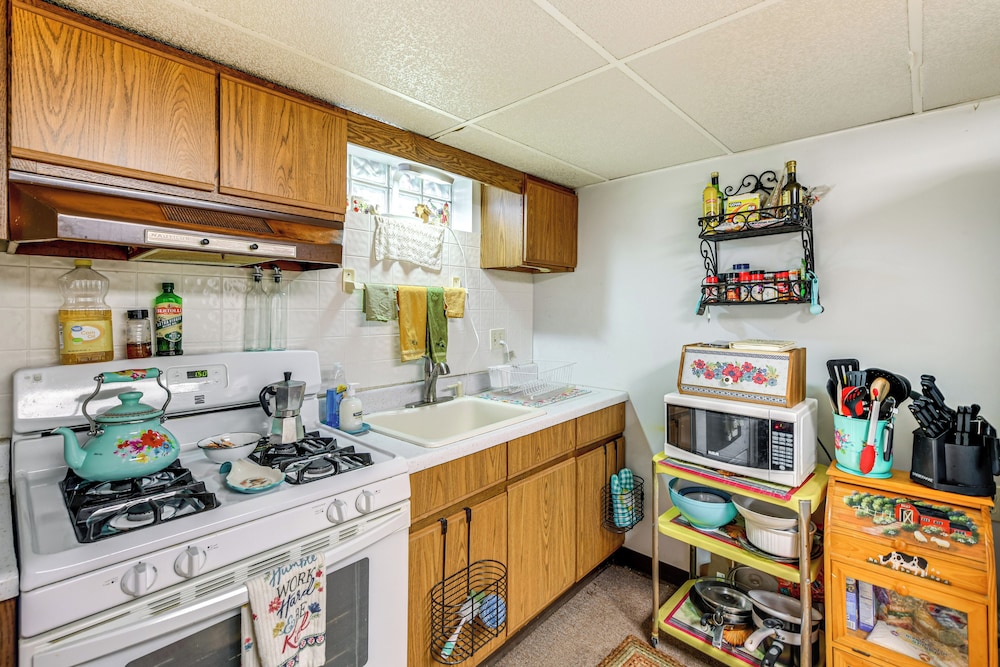2 Mi to Walden Galleria: Apartment w/ Patio