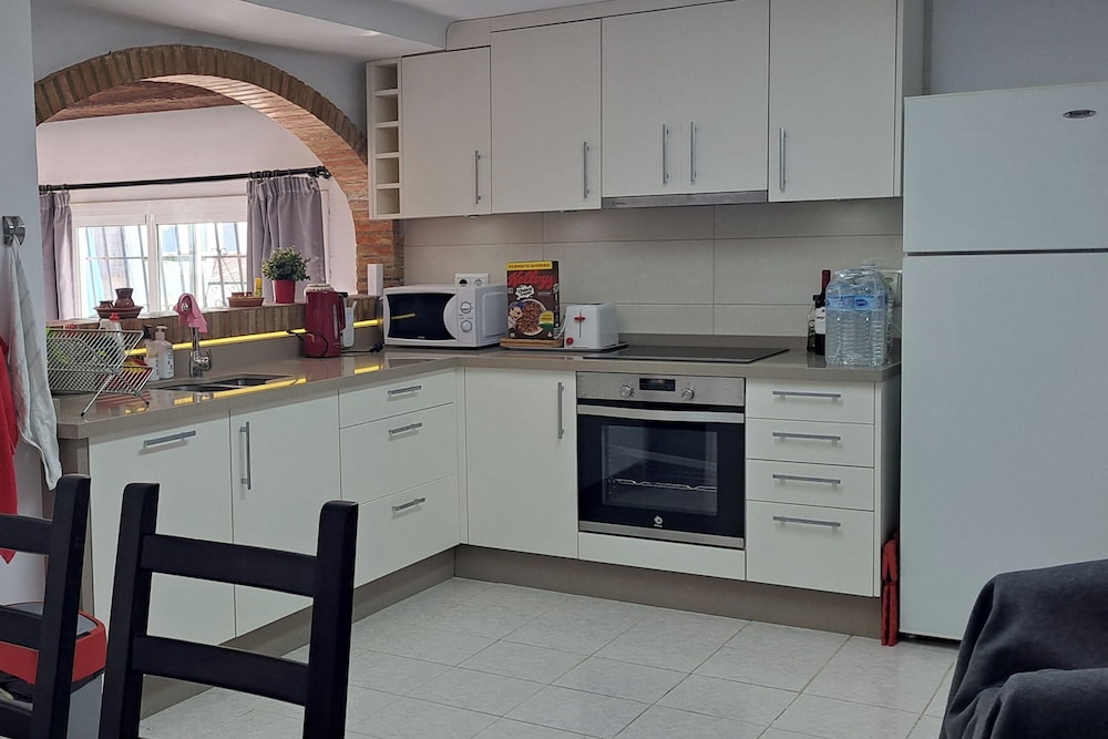 2 Bed Villa - Sleeps 5 - Private Pool & Garden