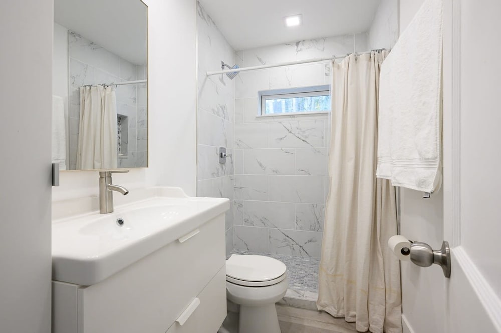 Beautiful And Comfortable Apt in Victoria Park