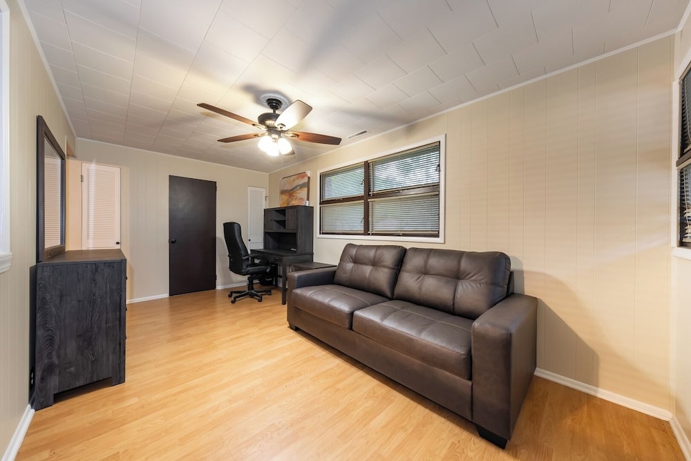 Spacious 3BR House With Firepit & Grill, Near Beach