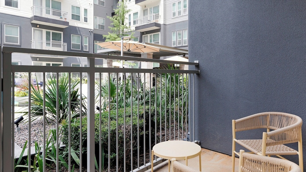Landing Beautiful 1bd, Courtyard, Clubhouse