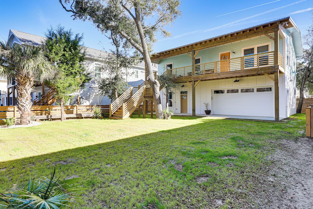 3 Blocks to Beach Access: Coastal Carolina Apt