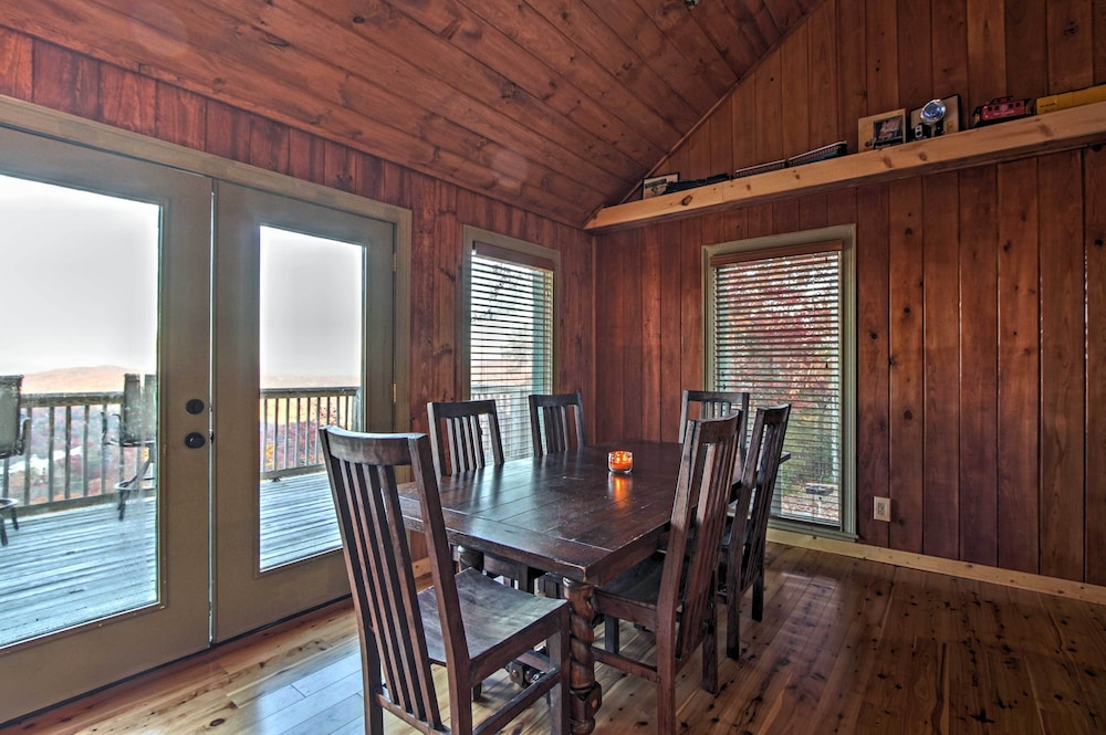 Hot Tub & Mtn Views: Scenic Cabin in Gatlinburg!