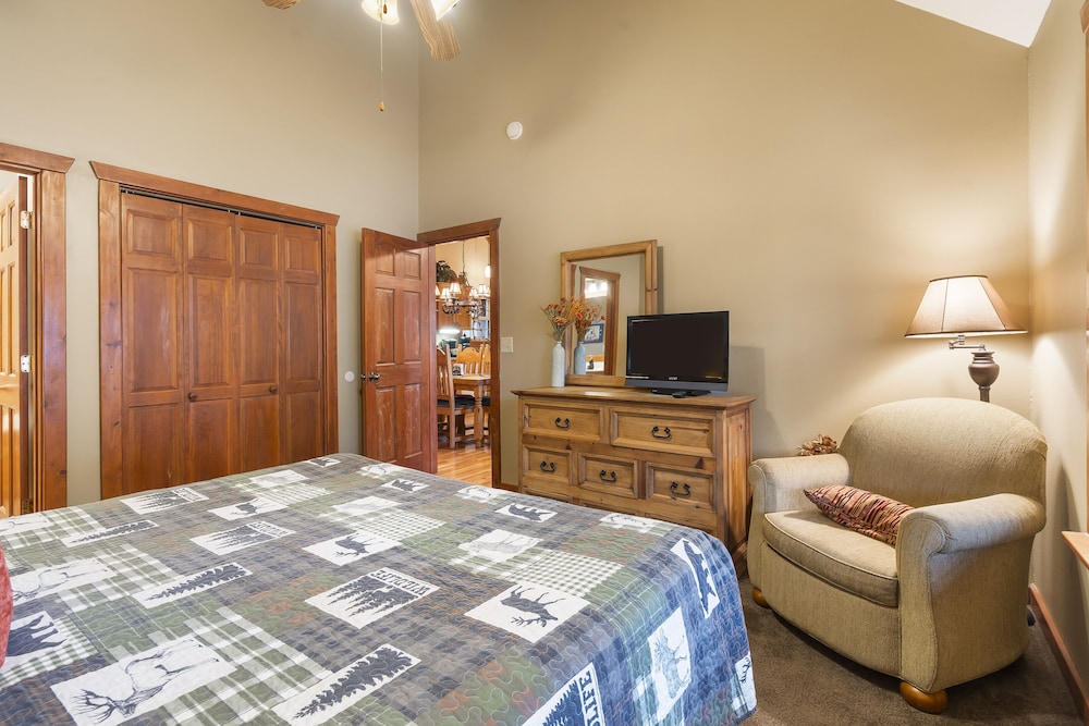Creekside - 2 BDR Resort Cabin in Epic Location! view 2
