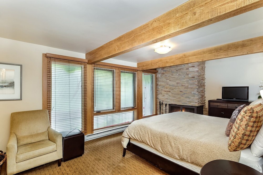 Chateau Eau Claire & Roaring Fork by Frias Properties