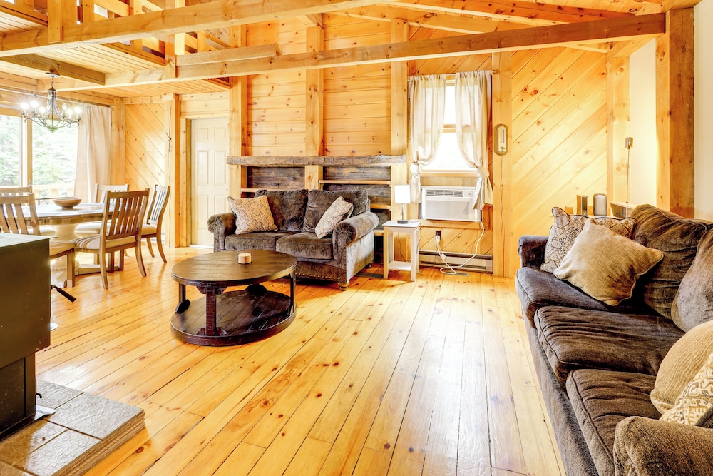 7 Mi to Glens Falls: Peaceful Retreat w/ Game Room