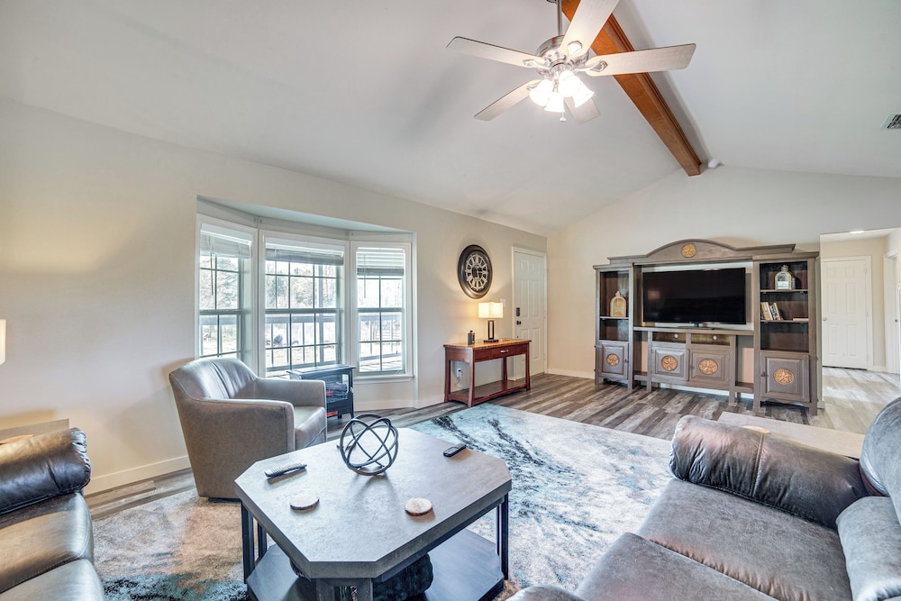 2 Mi to Lake Monticello: Home w/ Large Decks!