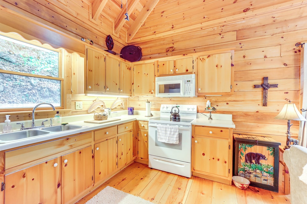 Private Hot Tub: Secluded Ellijay Cabin on River