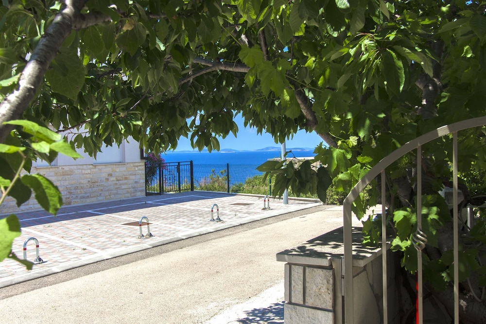 Vince - Free Parking - A2 Plavi view 4