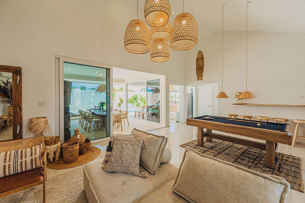 Bohostyle Villa 3min to Beach Hottub 8 Sleeps