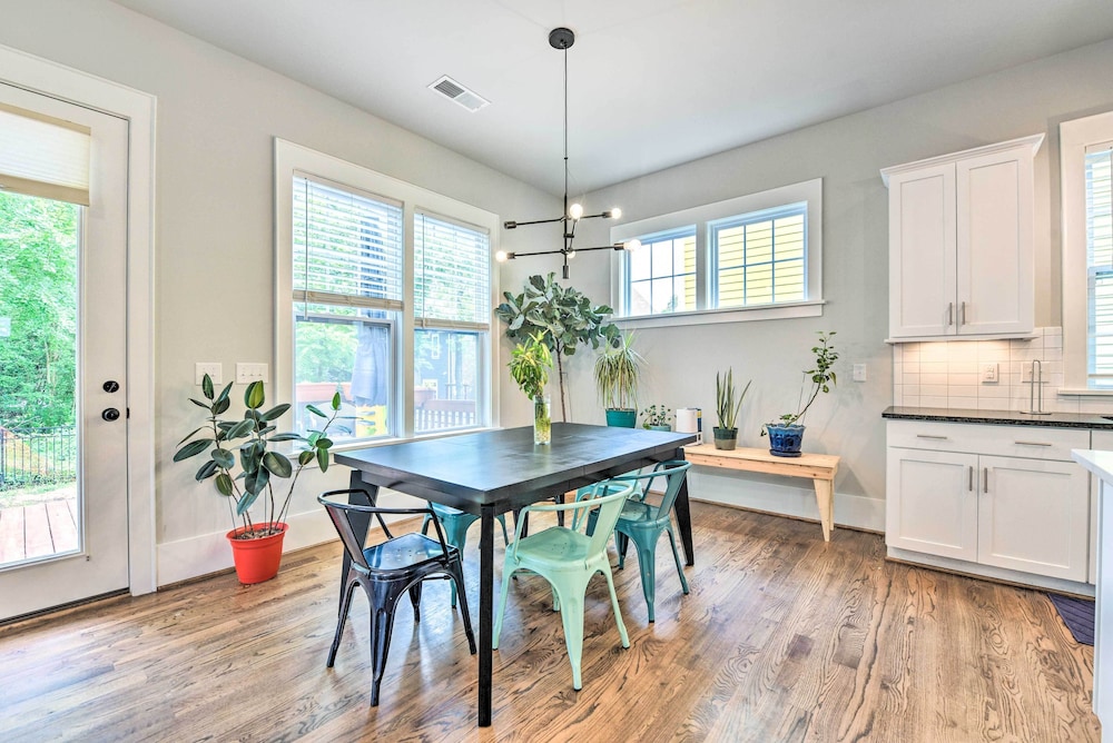 Modern Charlotte Home ~ 4 Mi to Downtown! view 3