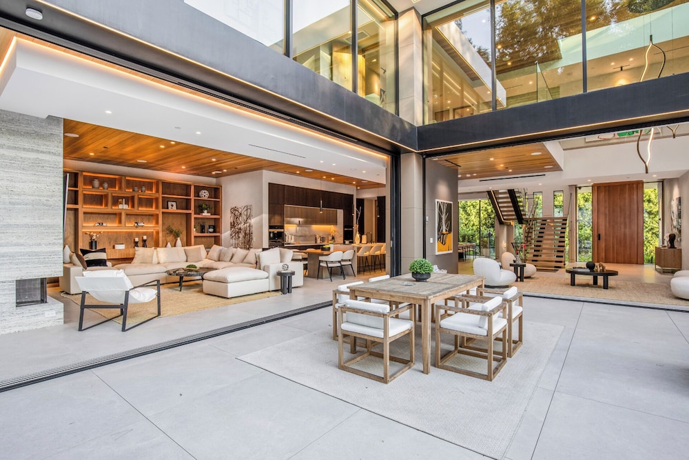 Hutton Villa - 5-bedroom Retreat in Iconic Beverly Hills Oasis