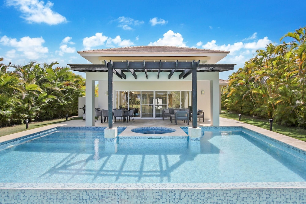 Luxury Golf Villa in Bavaro Cocotal Palma Real Pool Jacuzzi Staff