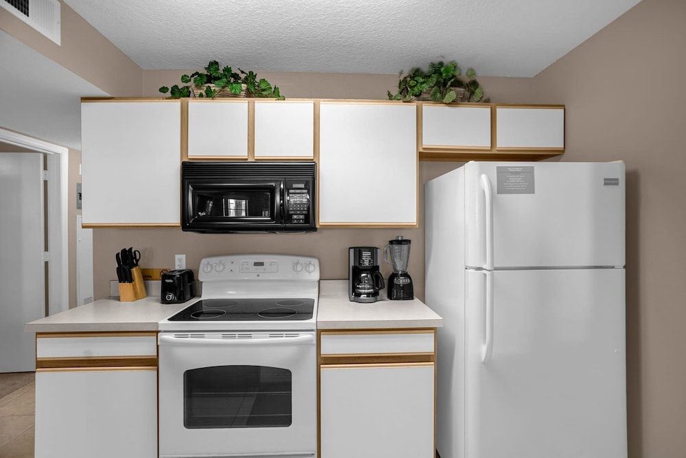 Upstay Stylish Condo w Garden Patio Near Disney