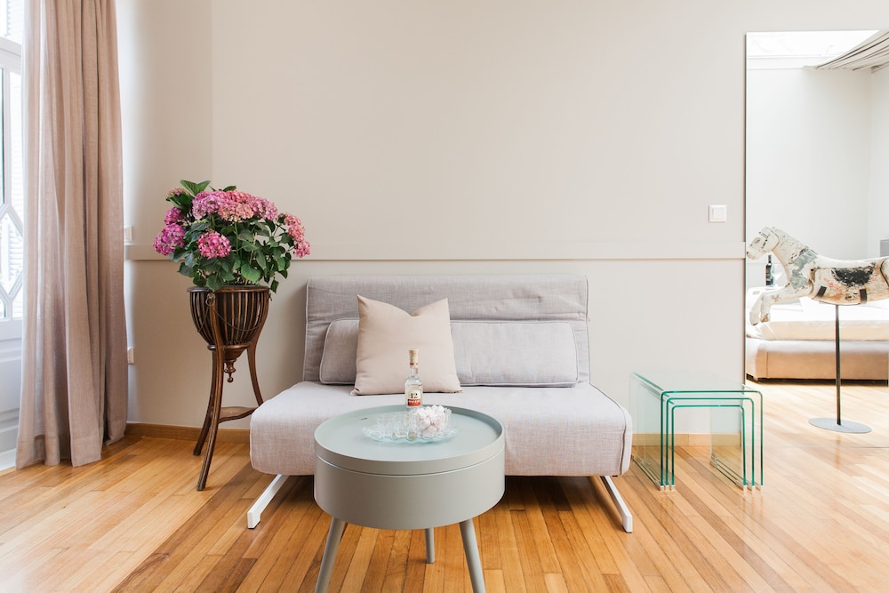 Step One - Luxury Suites right in the heart of Acropolis next to metro station