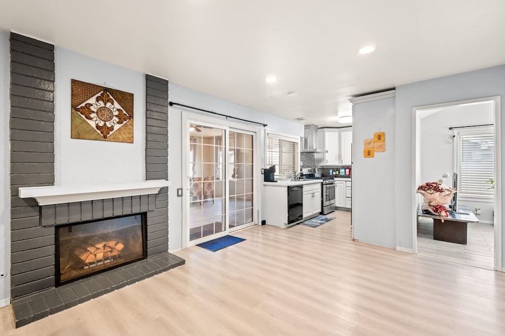 Near ONT Ontario Oasis Designer Home w Garden Park