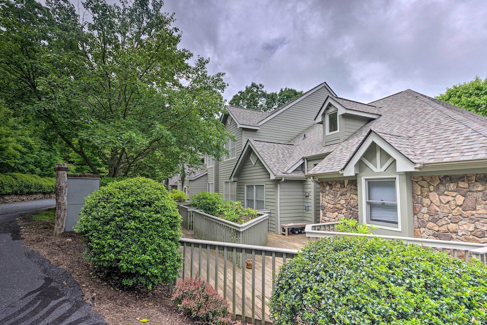 Blue Ridge Mtn Views: Condo w/ Furnished Balcony