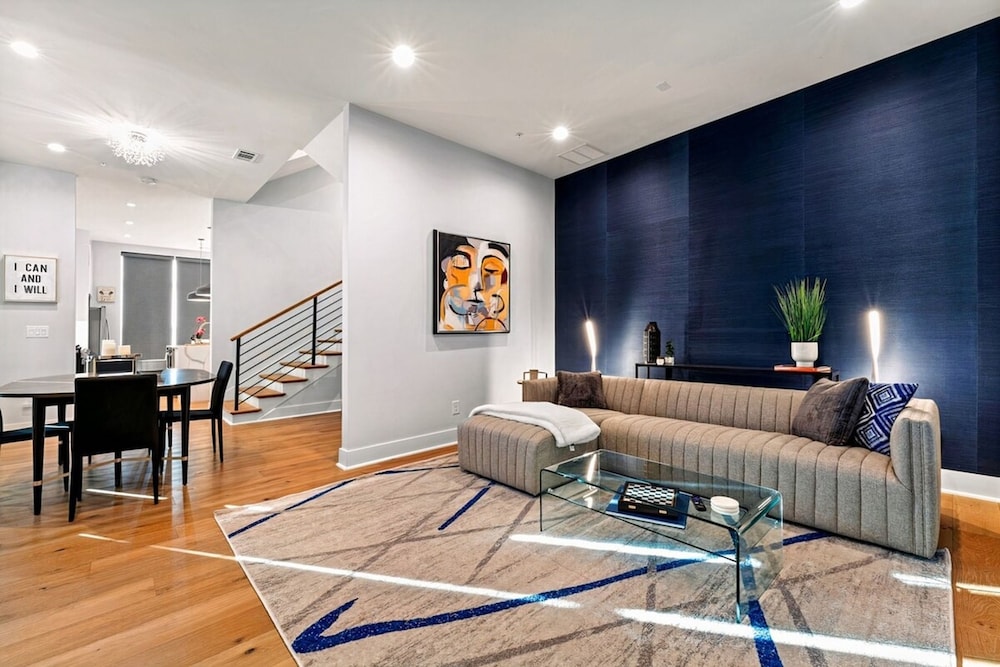 Luxurious Midtown Home Rooftop Views by Silverx