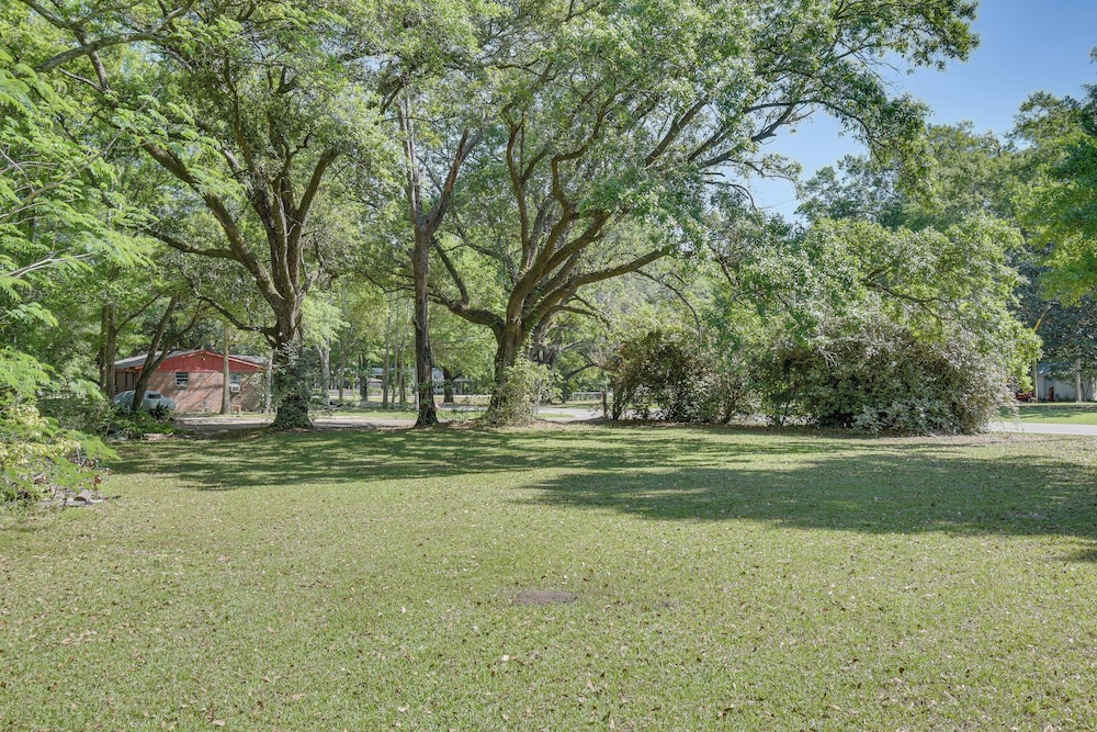 11 Mi to Beaches: Peaceful Foley Home w/ Yard