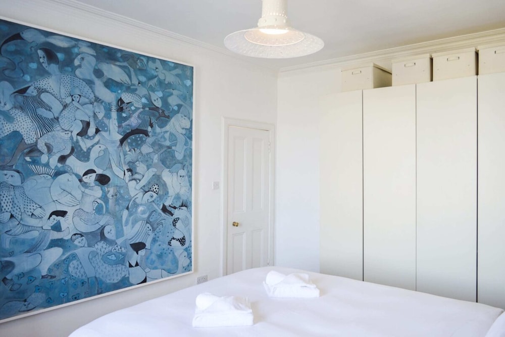 Stylish Four Bedroom Stockbridge Home view 2