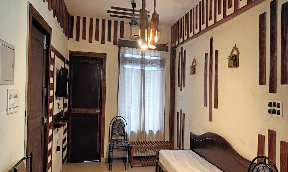 Fabhotel Park Grand Royal Palms