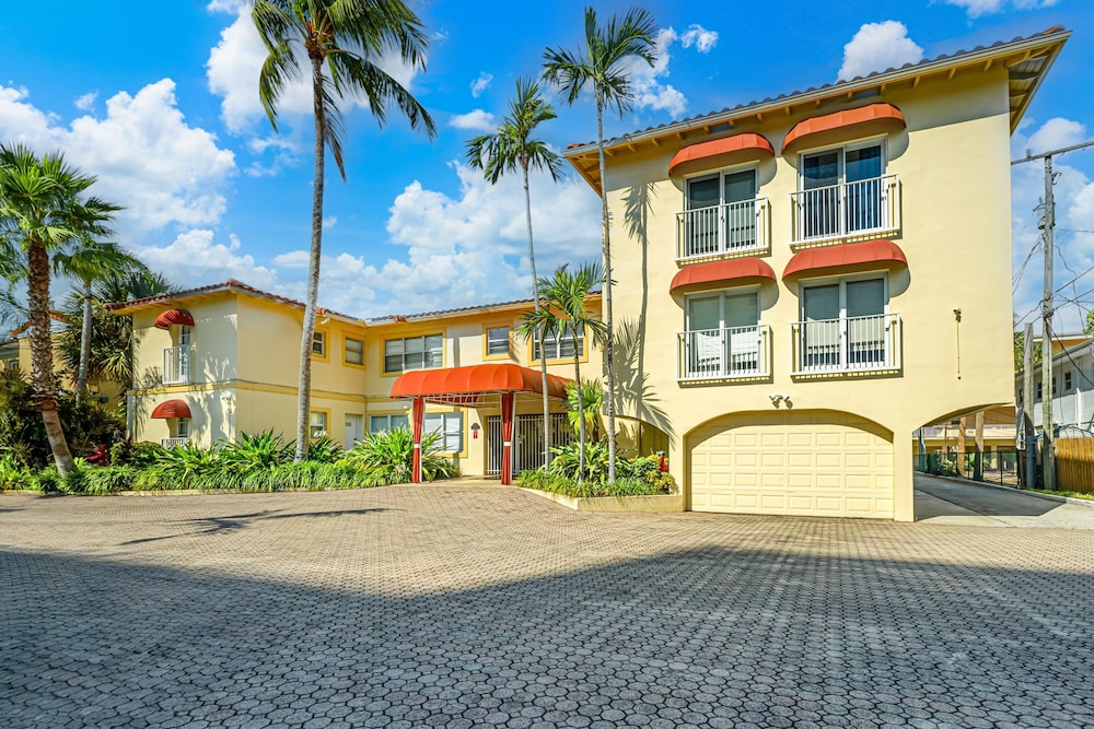 Walk to Ft Lauderdale Beach - Water Views Pool
