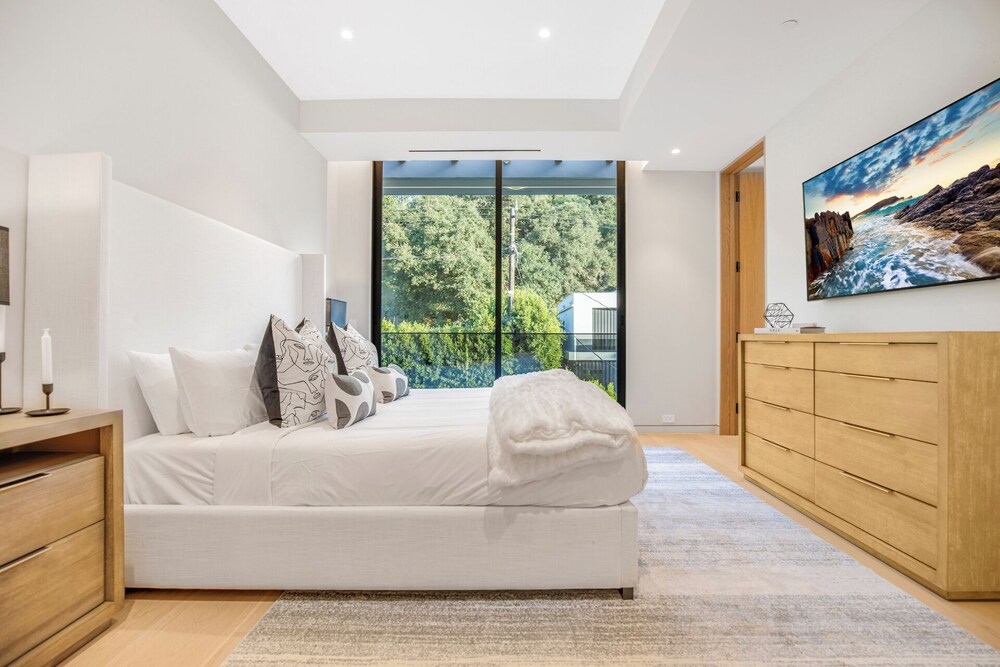 Hutton Villa - 5-bedroom Retreat in Iconic Beverly Hills Oasis