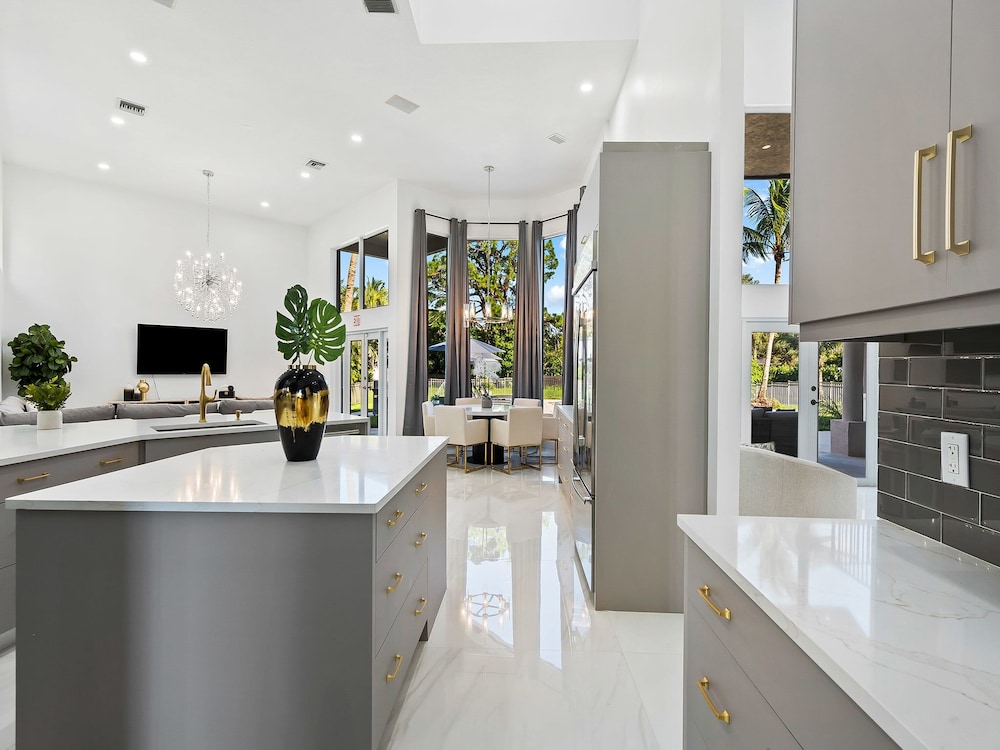 Luxurious 7-Bedroom Villa with Pool & Games
