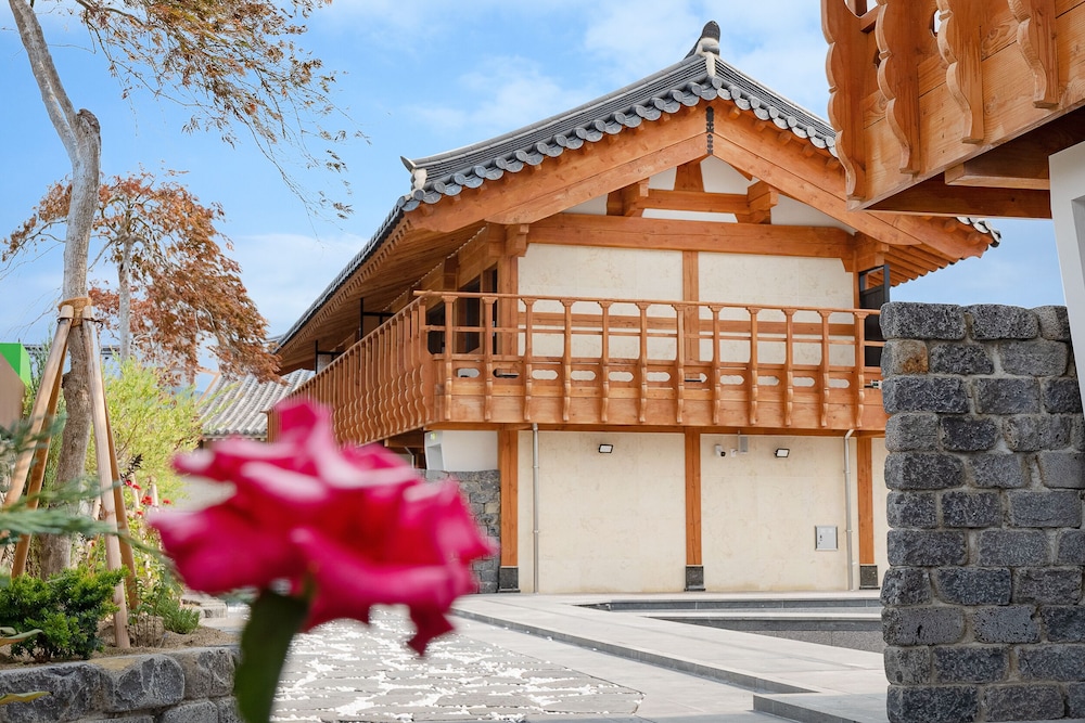 wangkyeong hanoak poolvilla view 4