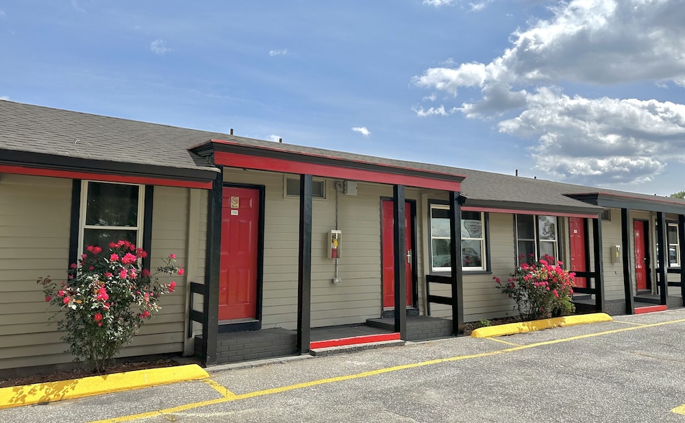 Whistling Pines - Daily & Extended Stay, Elizabeth City