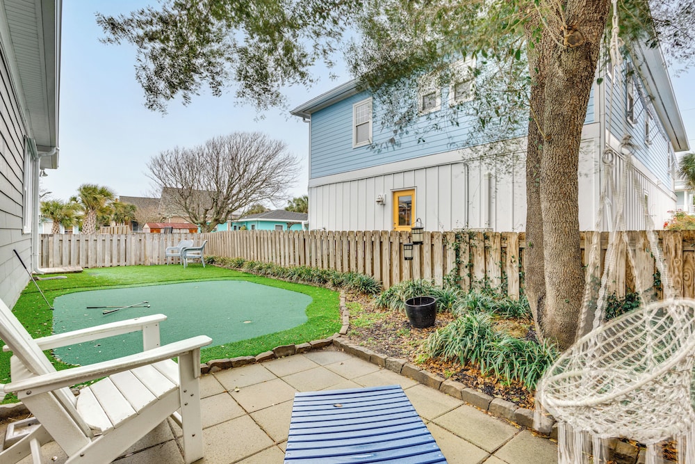 Walk to Beach: Cottage w/ Yard in Kure Beach!