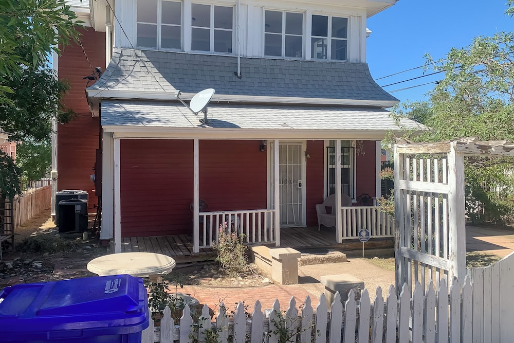 < 1 Mi to Downtown Abq: Historic Manor w/ Patio!