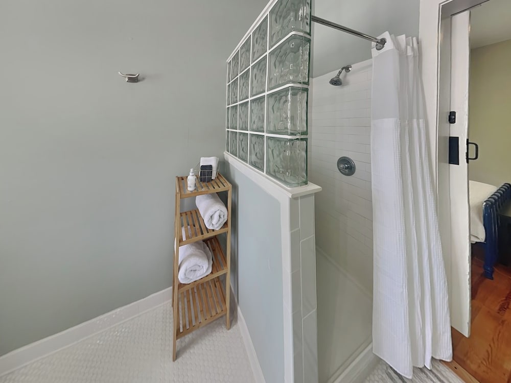 Sealy Street Duo by Ryson Vacation Rentals