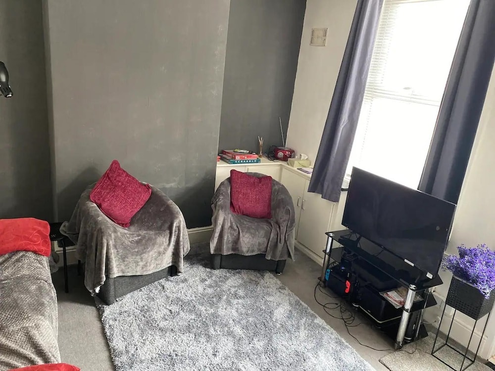 Cosy 2 Bed House - Sleeps 3, Parking & Garden