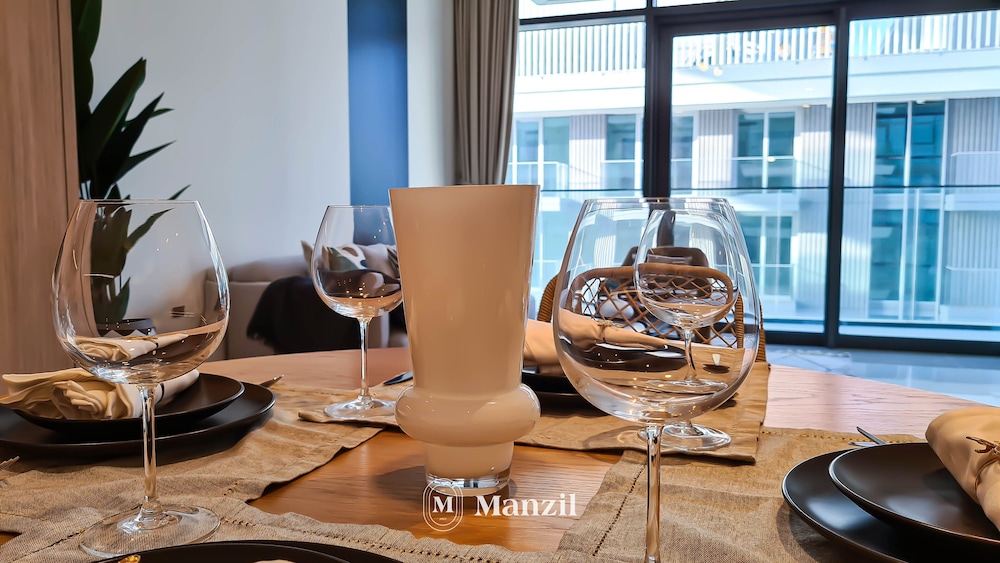 Stylish 2BR in Emaar Beach Front w/ Private Beach