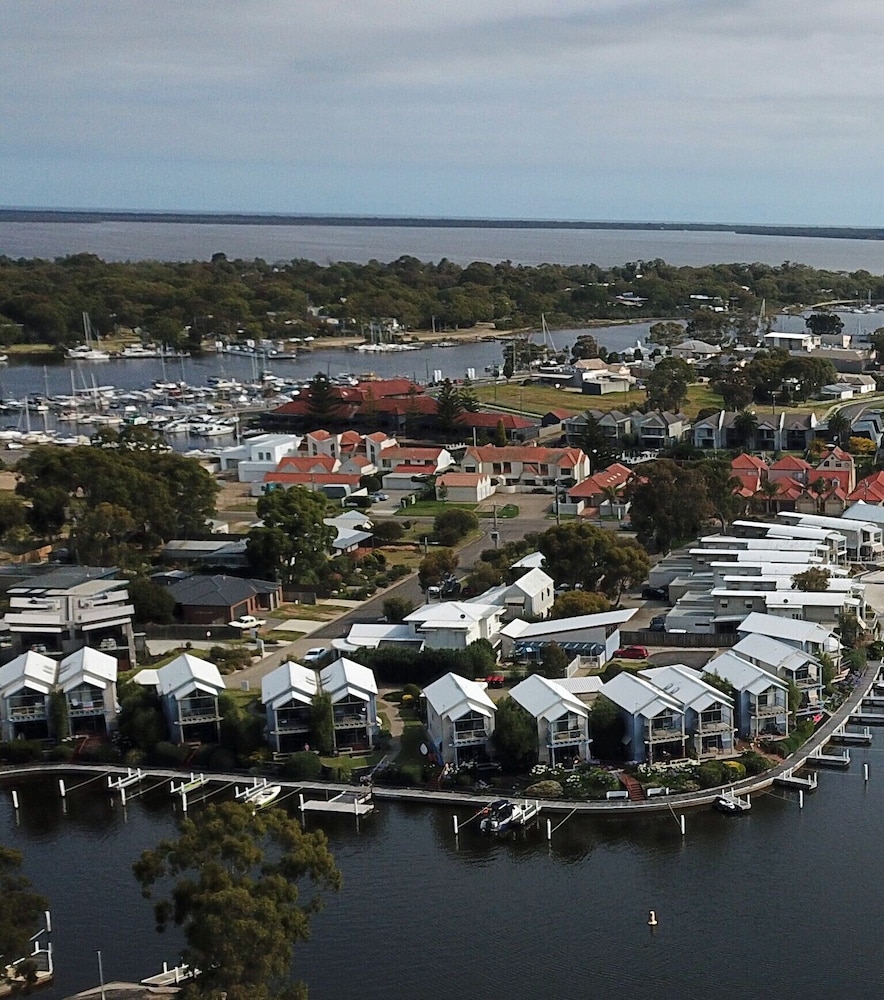 Captains Cove Resort - Waterfront Apartment