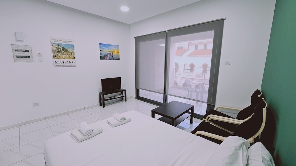 109 LIM 2 - Stay Cypress Studio